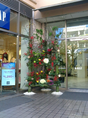 テナントビルエントランス正月ディスプレイ作業補助